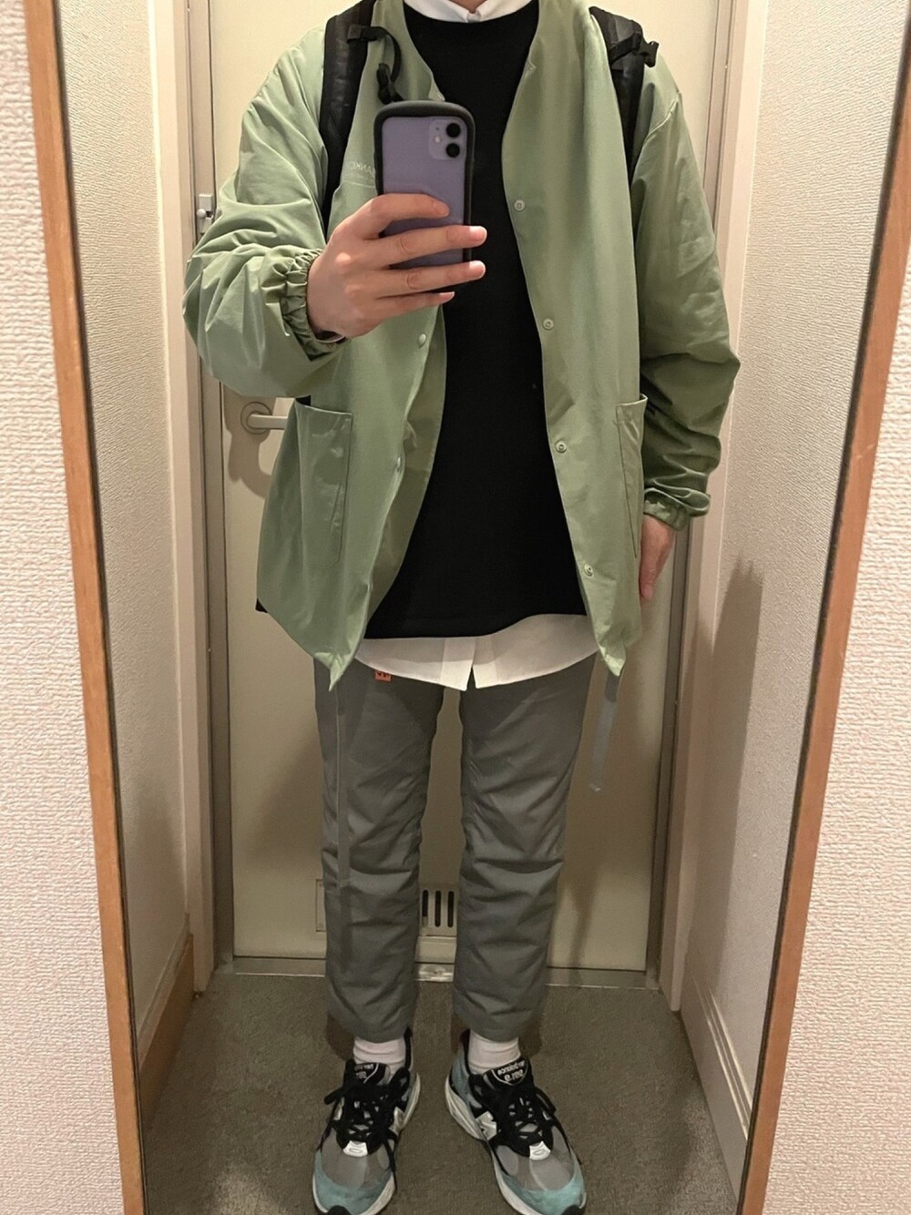 ブラック系のTシャツ/カットソー、グリーン系のセットアップ、グレー系のチノパンツを着用したメンズの春コーディネートの1枚目の写真