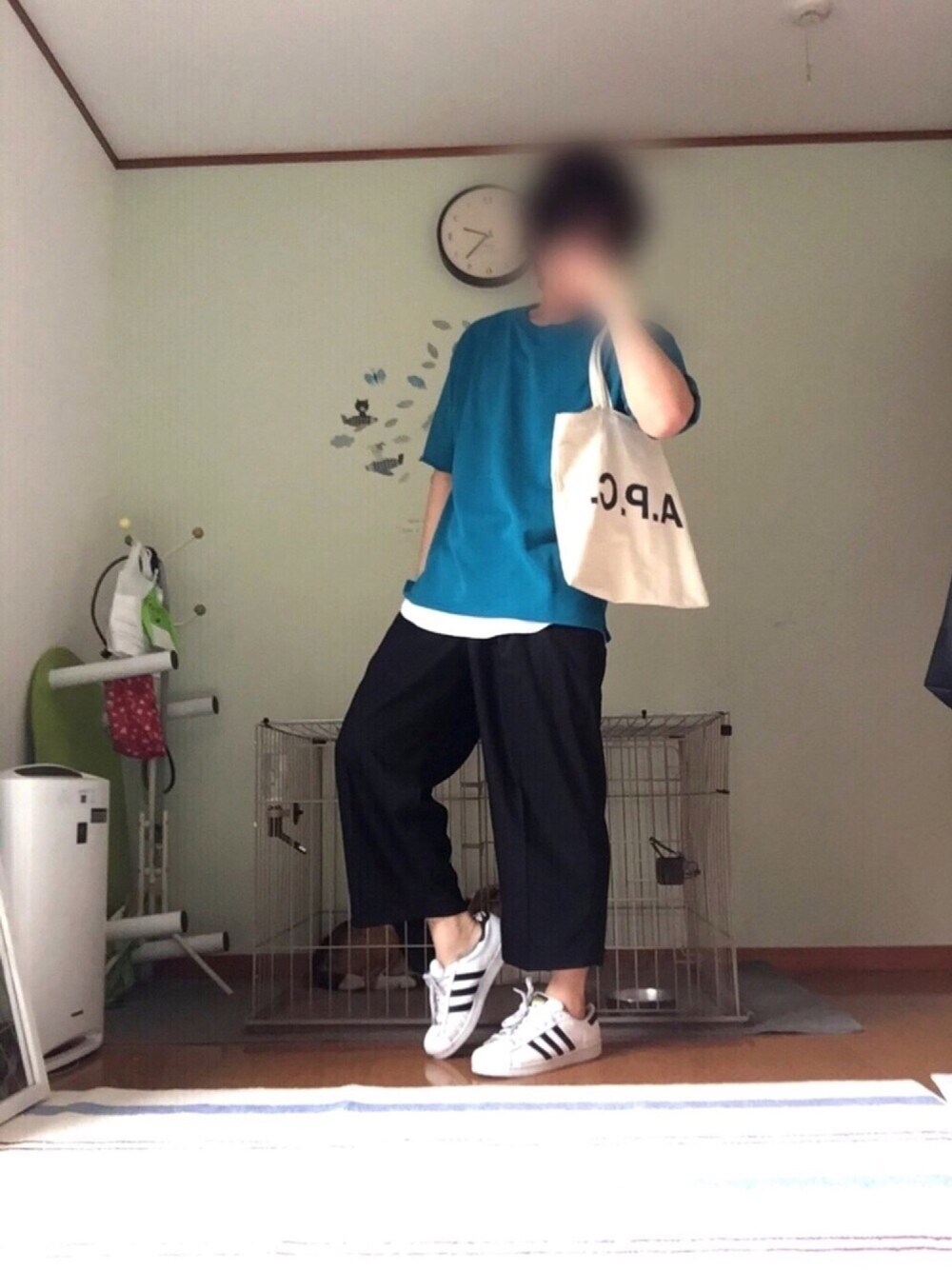 グリーン系のTシャツ/カットソー、ホワイト系のタンクトップ、ブラック系のスラックスを着用したメンズの夏コーディネートの1枚目の写真