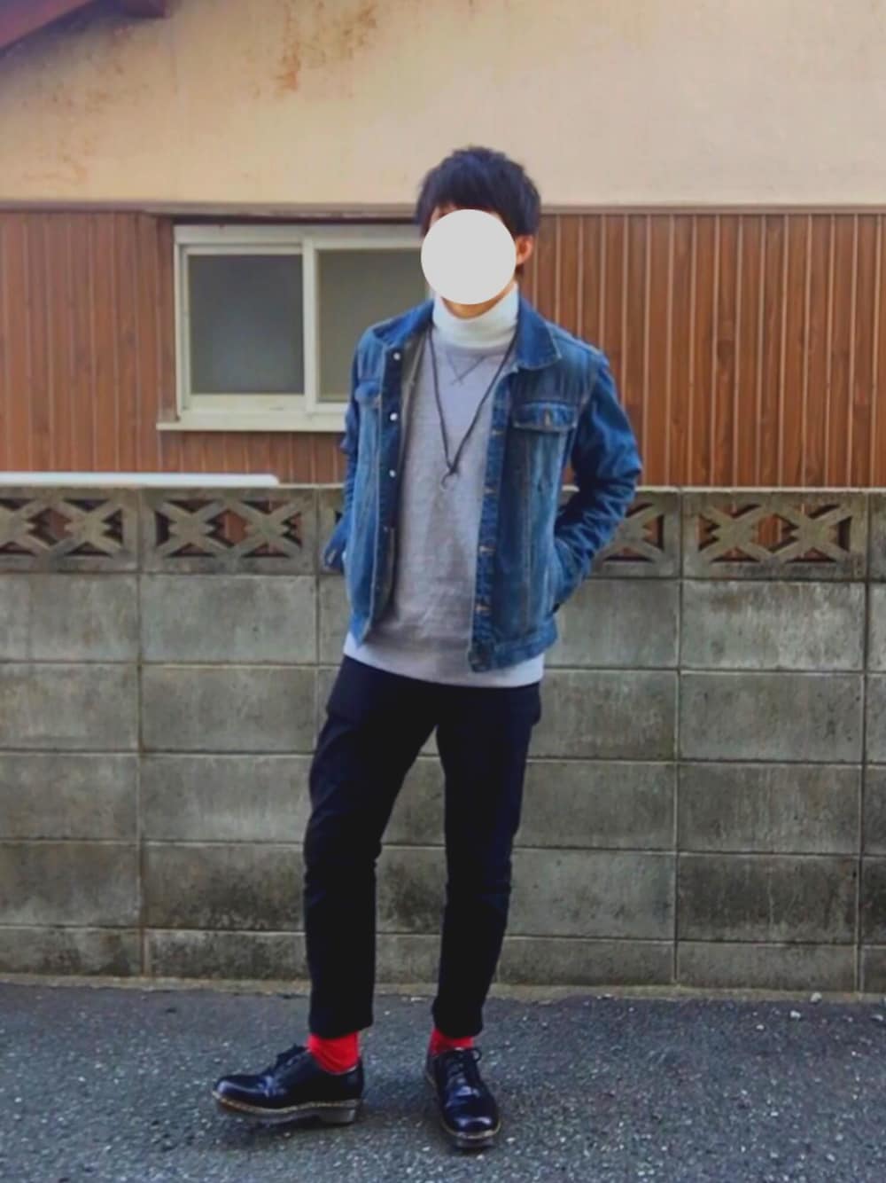 ブラック系のブーツ、ブラック系のその他パンツ、グレー系のニット/セーターを着用したメンズの冬コーディネートの1枚目の写真