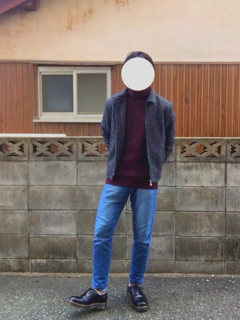 ブラック系のブーツ、ブルー系のその他パンツ、ブラウン系のTシャツ/カットソーを着用したメンズの冬コーディネートの1枚目の写真