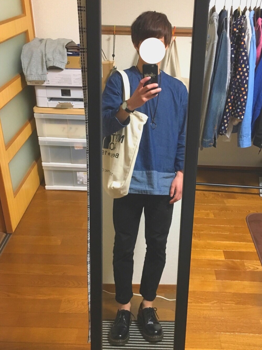 ブラック系のブーツ、ブラック系のその他パンツ、ブルー系のTシャツ/カットソーを着用したメンズの春コーディネートの1枚目の写真