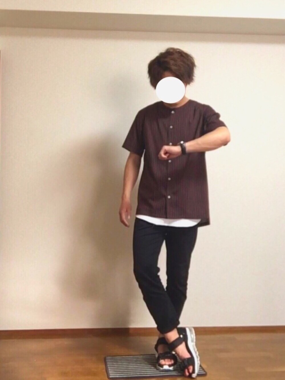 その他のサンダル、ブラック系のその他パンツ、ホワイト系のタンクトップを着用したメンズの夏コーディネートの1枚目の写真