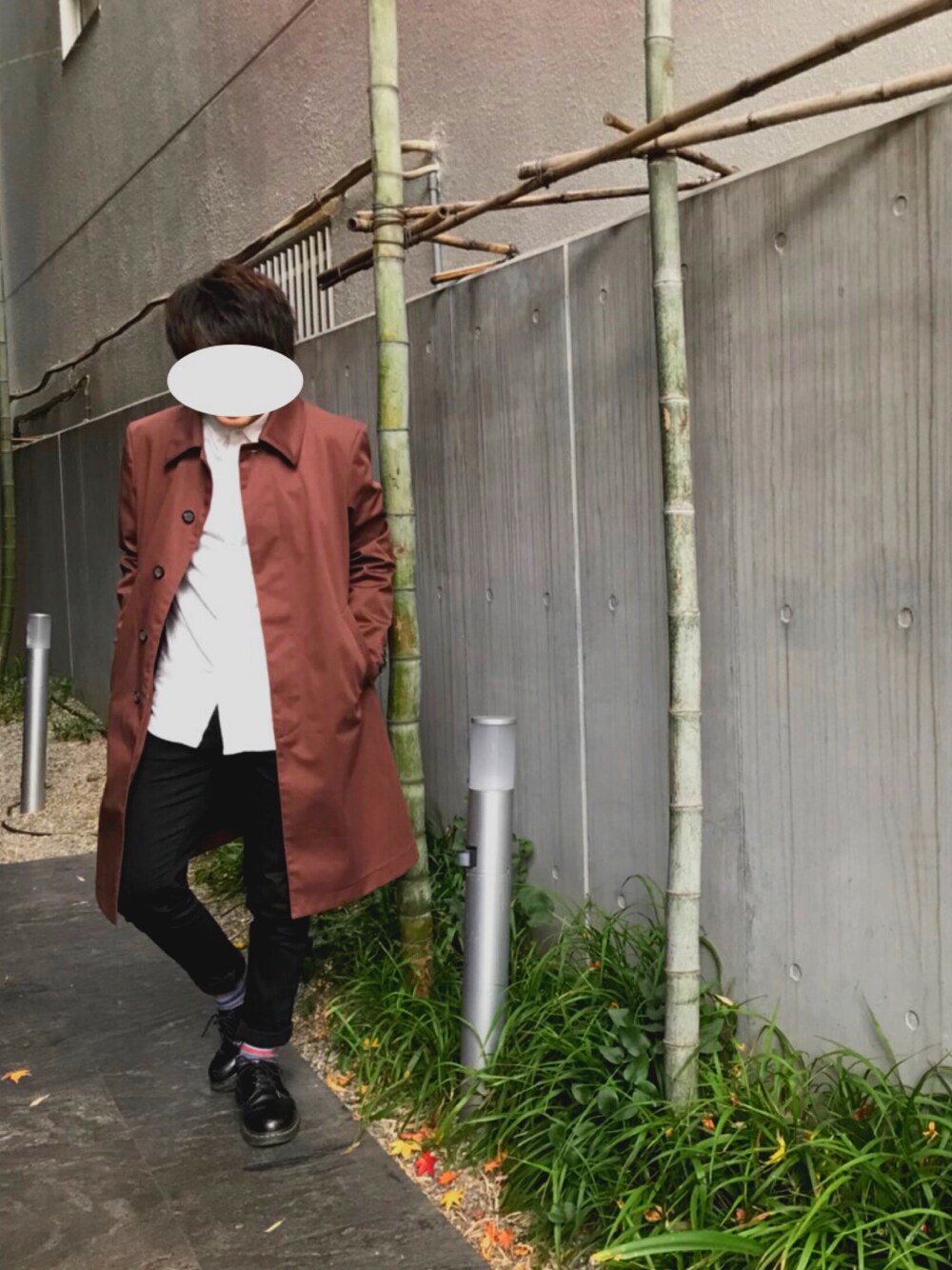 ブラック系のブーツ、ブラック系のその他パンツ、ホワイト系のシャツ/ブラウスを着用したメンズの冬コーディネートの1枚目の写真