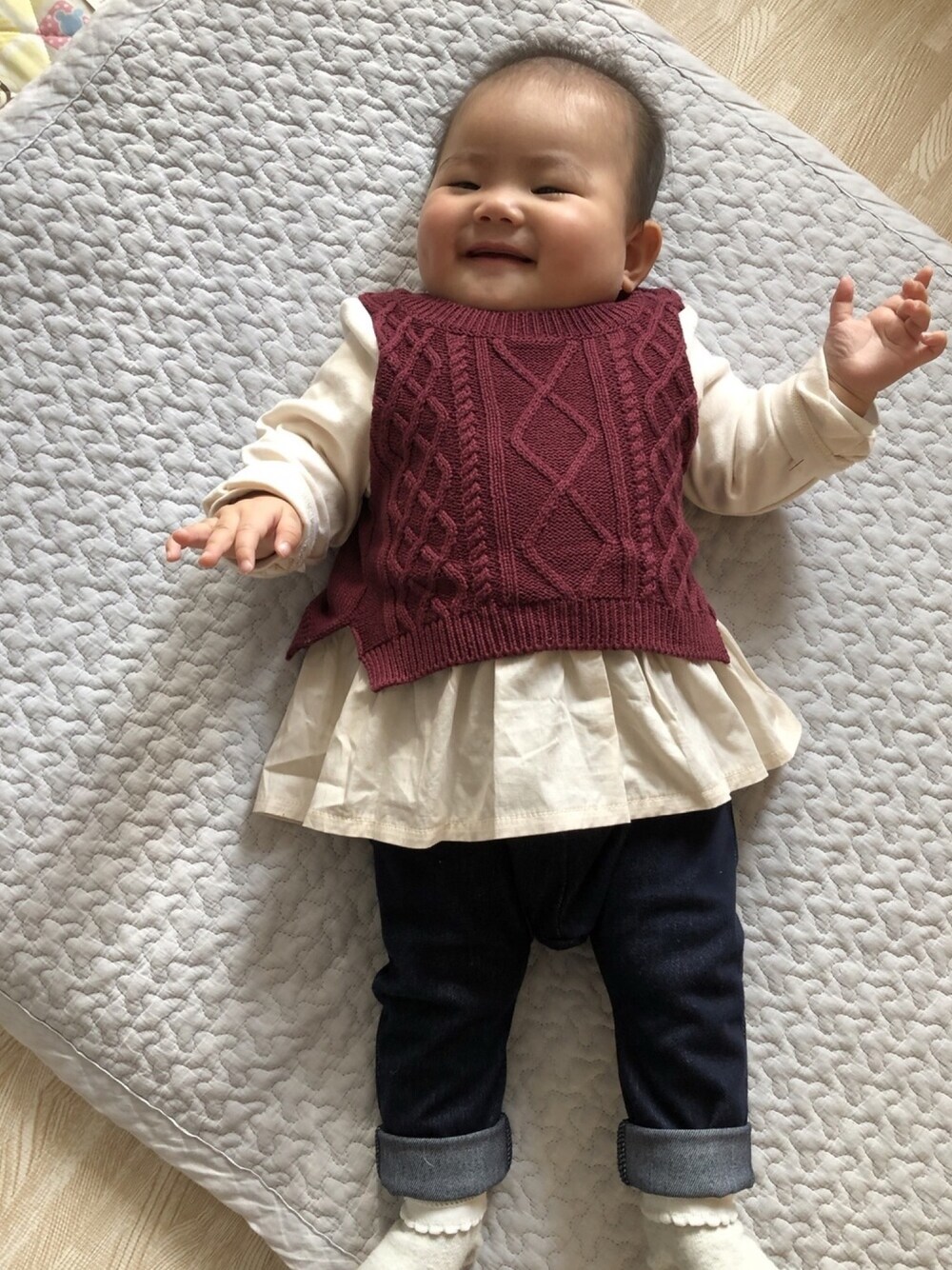 レッド系のアンサンブルを着用したレディースの冬コーディネートの1枚目の写真