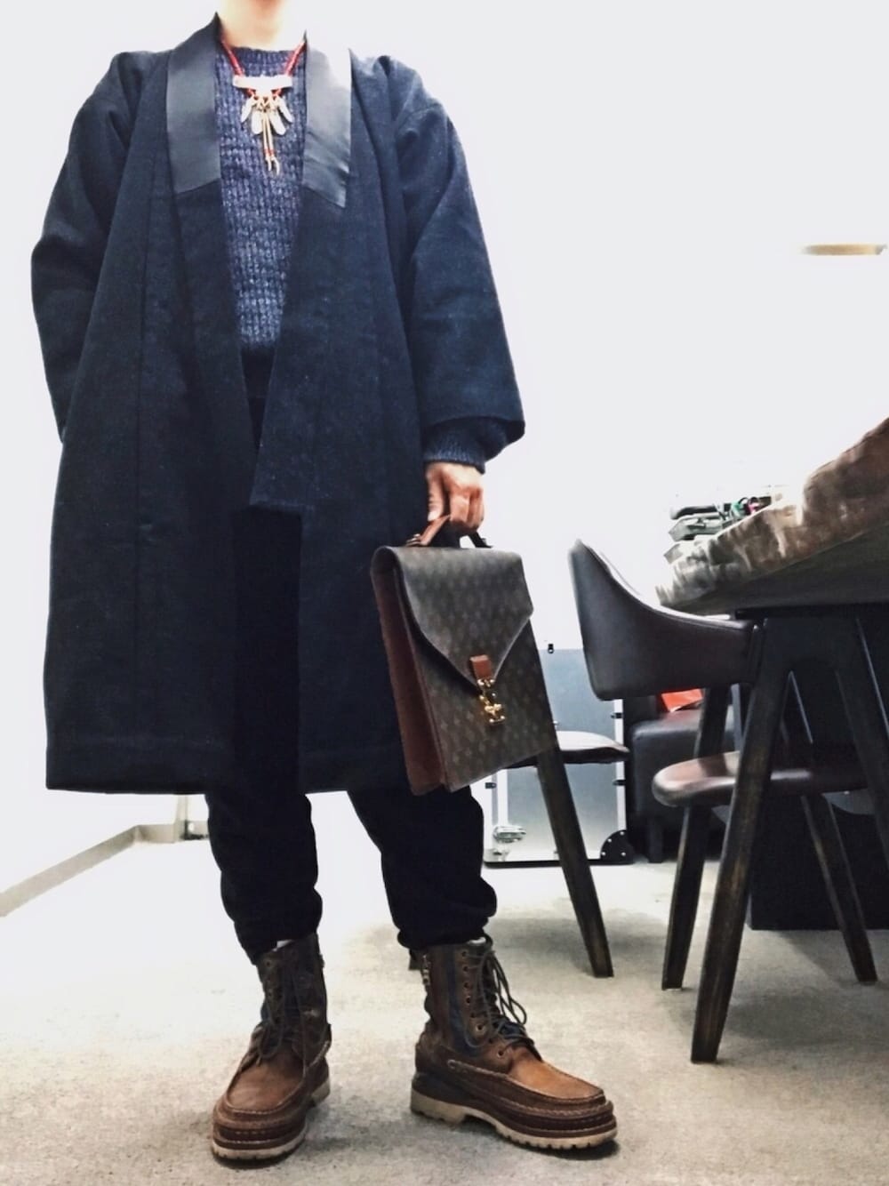 「休闲、街头搭配、冬天、ootd、日系极简、日系休闲、和服」｜「LOUIS VUITTONのアイテム（ビジネスバッグ、ブラウン系）」を使った、午夜阿华田さん（メンズ・171cm）の冬コーディネートの1枚目の写真