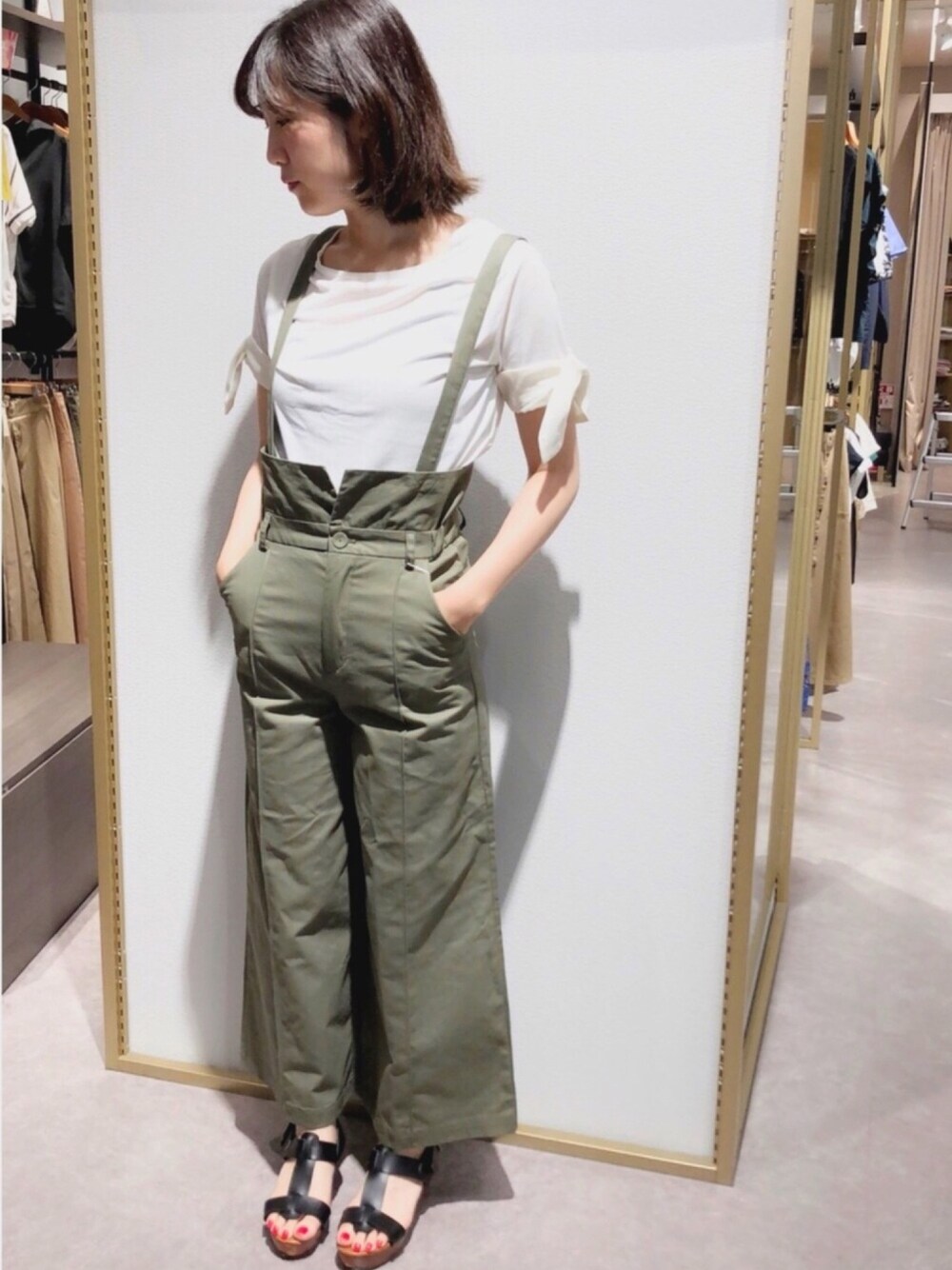 「カジュアル、シンプル、カーキパンツ、白Tシャツ、GGD、HVC、hvc femme、sala sally」｜「hvc femmeのアイテム（パンツ、グリーン系）」を使った、HVC船橋店さん（レディース・162cm）の夏コーディネートの1枚目の写真