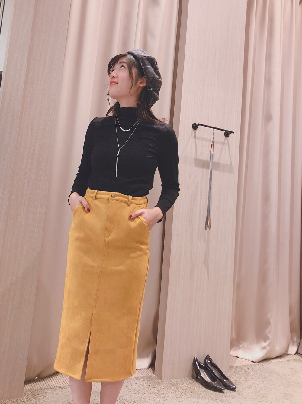 「タイトスカート、ニット、ベレー帽、黒、黄色、レザースカート、秋色、グレンチェック、秋色コーデ、HVC」｜「hvc femmeのアイテム（ニット/セーター、ブラック系）」を使った、HVC船橋店さん（レディース・161cm）の秋コーディネートの1枚目の写真
