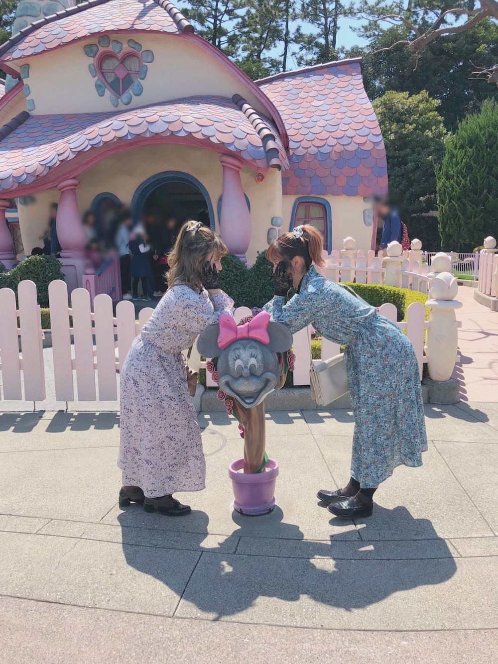 「花柄、ディズニー、春コーデ、花柄ワンピース、おそろいコーデ、ディズニーコーデ、双子コーデ、GGD、GRANDGLOBAL、HVC」｜「GRAND GLOBALのGRAND GLOBAL WOMEN / 小花前開きワンピース（ワンピース、パープル系）」を使った、HVC船橋店さん（レディース・160cm）の春コーディネートの1枚目の写真