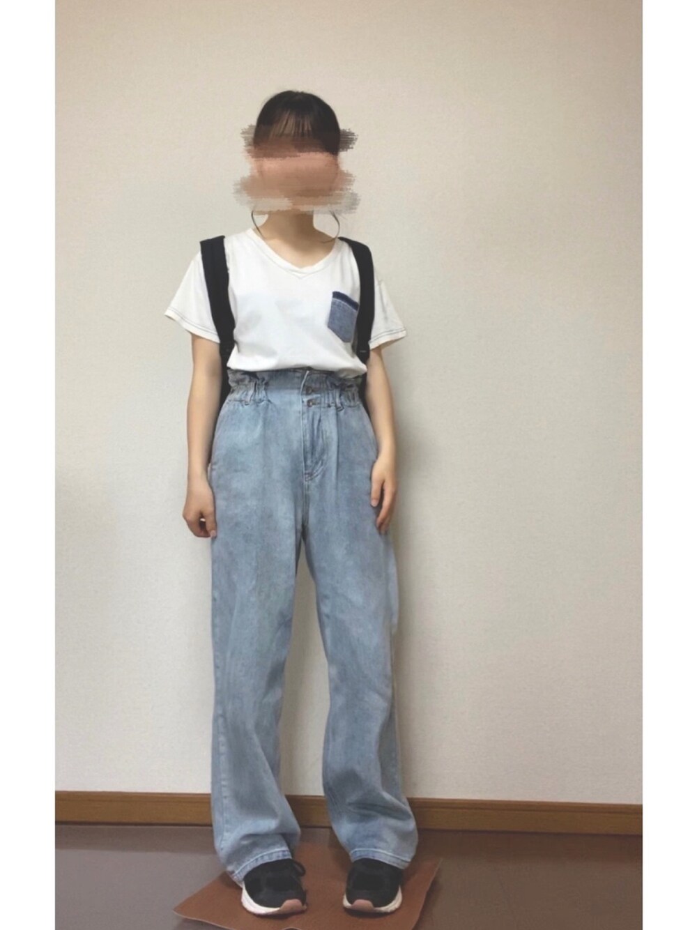 ホワイト系のTシャツ/カットソー、ブルー系のデニムパンツを着用したレディースの夏コーディネートの1枚目の写真