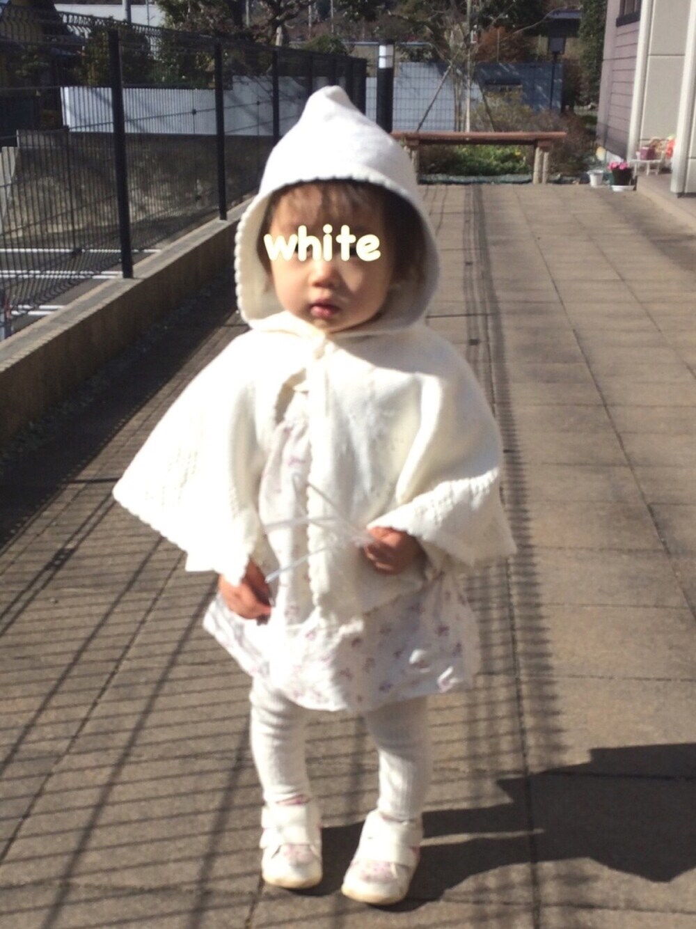 「まっしろしろすけはここだ！！、おんなのこ、くまさんタイツ、ポンチョ、1歳」｜「Anyfamのアイテム（ポンチョ、ホワイト系）」を使った、さち*さん（キッズ・70cm）の冬コーディネートの1枚目の写真