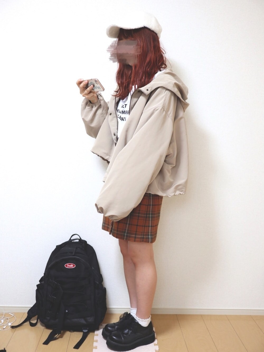 「秋のコーデ、秋冬コーデ、ブラウンコーデ、リュック、チェックスカート、GU、マウンテンパーカー、キャップ、Dr.Martens、プチプラコーデ」｜「PairPairの袖ボリューム2WAYマウンテンパーカー（ブルゾン、ベージュ系）」を使った、ゆっきさん（レディース・162cm）の秋コーディネートの1枚目の写真