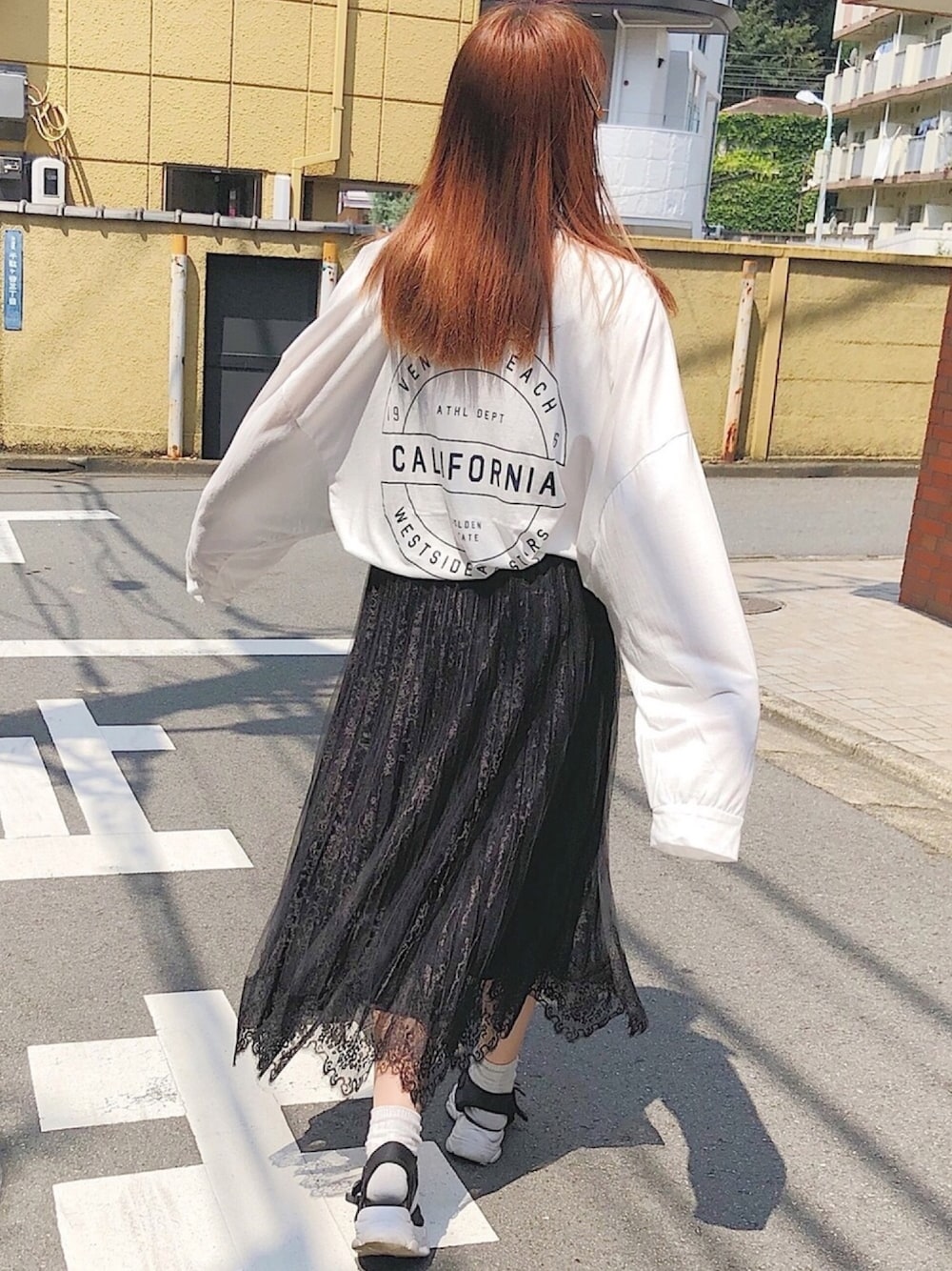 「秋冬コーデ、ゆるコーデ、シンプルコーデ、オーバーサイズ、ボリューム袖、韓国ファッション、プリーツスカート、ビッグシルエット、ロングスカート、ロンT」｜「LibertyDollのシルエットと履き心地を追求した厚底スポーツサンダル（サンダル、ブラック系）」を使った、ゆっきさん（レディース・162cm）の秋コーディネートの1枚目の写真