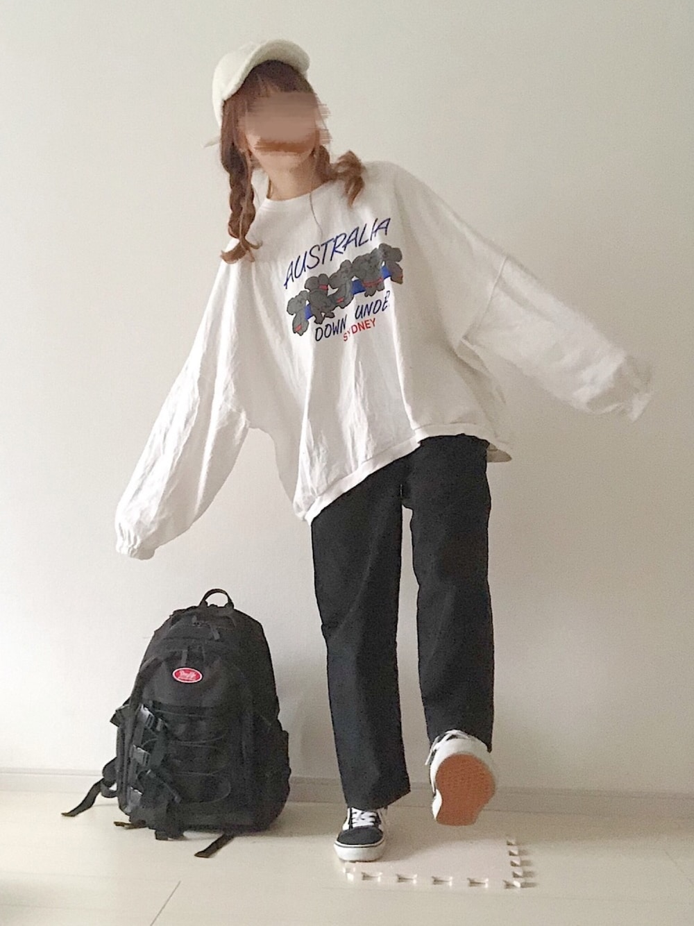 ブラック系のバックパック/リュック、ブラック系のスニーカー、ブラック系のパンツを着用したレディースの秋コーディネートの1枚目の写真