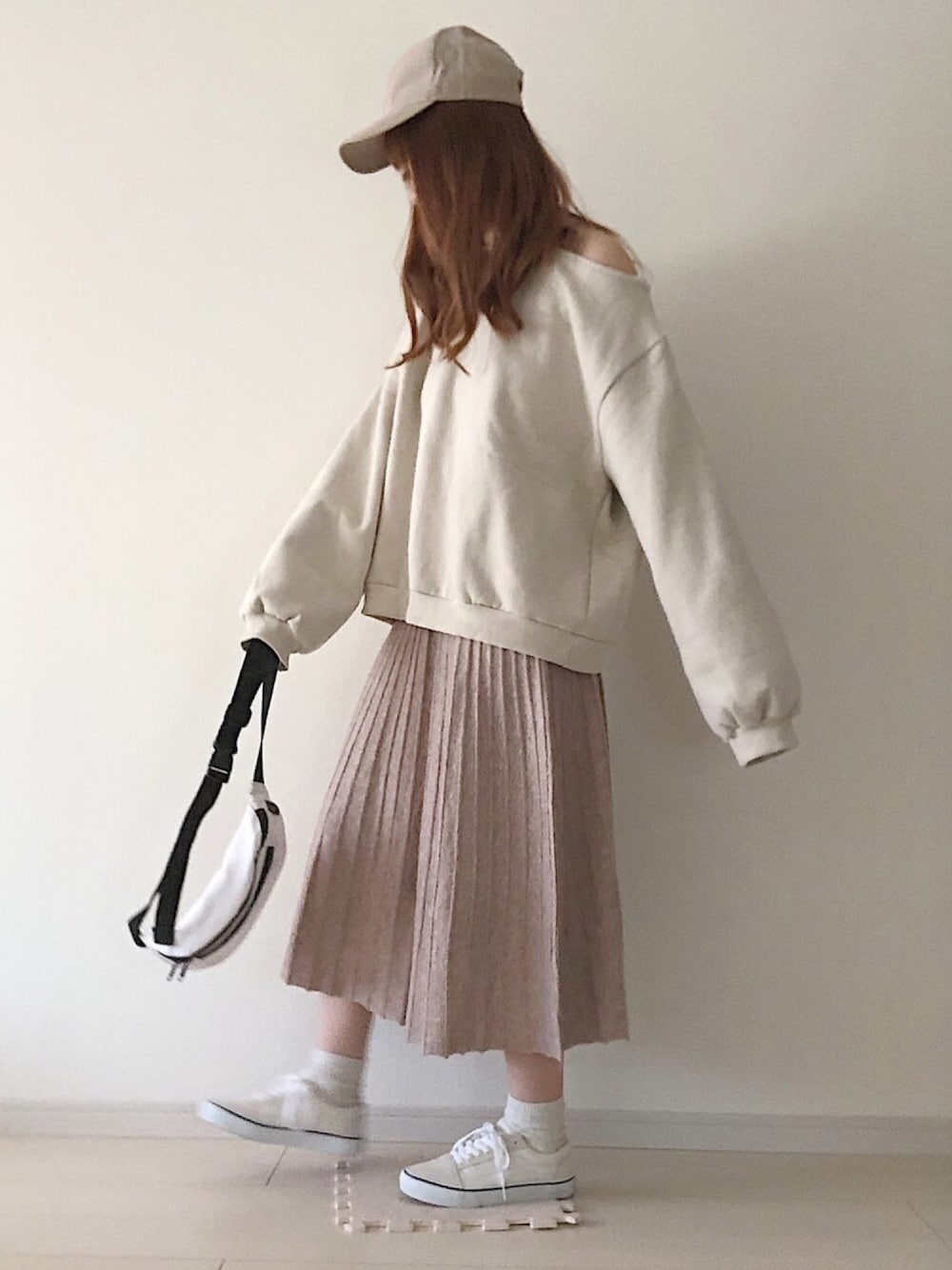 「秋コーデ、きれいめカジュアル、ビッグシルエット、プチプラコーデ、スニーカーコーデ、おしゃれさんと繋がりたい、オトナ女子、スカート、GU、ゆるコーデ」｜「node.のアイテム（スカート、ピンク系）」を使った、ゆっきさん（レディース・162cm）の秋コーディネートの1枚目の写真