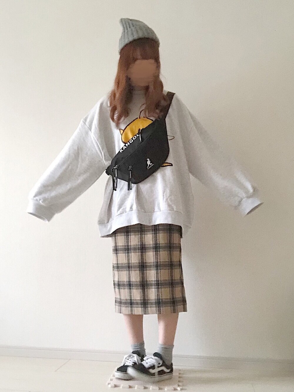 「ゆるコーデ、ビックシルエット、スニーカー、韓国ファッション、秋冬コーデ、スウェット、ニット帽、GU、チェックスカート、ボディバッグ」｜「KANGOLの【KANGOL/カンゴール】ナイロンウエストバッグ（ボディバッグ/ウエストポーチ、ブラック系）」を使った、ゆっきさん（レディース・162cm）の秋コーディネートの1枚目の写真