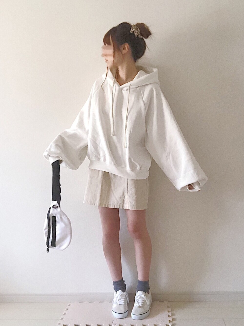 「ゆるコーデ、シンプルコーデ、高身長女子、韓国ファッション、ビッグシルエット、オーバーサイズ、オールホワイト、クリスマス、デート、年末WEAR感謝祭」｜「apres jourのベルト付きミニスカート【ZOZOTOWN限定アイテム】（スカート、ホワイト系）」を使った、ゆっきさん（レディース・162cm）の冬コーディネートの1枚目の写真