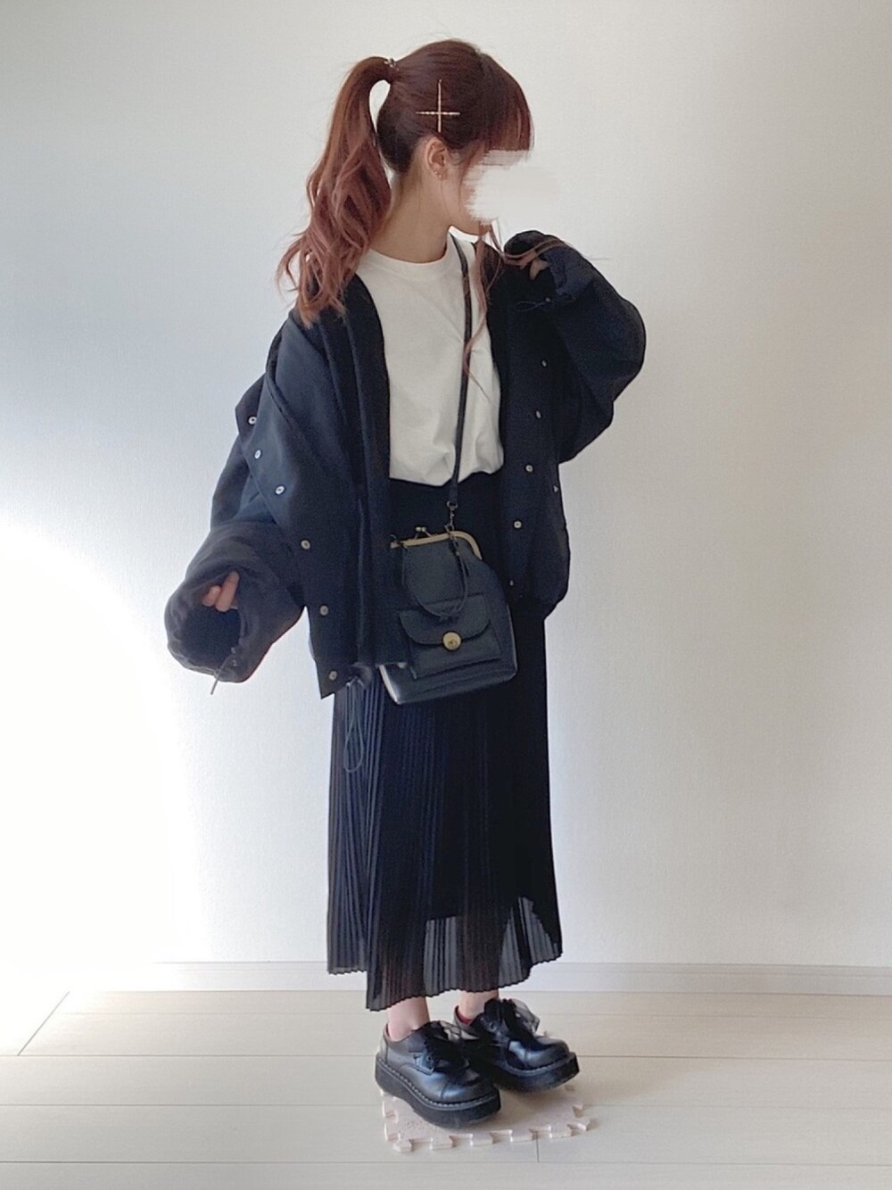 「春、春コーデ、プチプラコーデ、ビッグシルエット、ブラック、ロングスカート、プリーツスカート、マウンテンパーカー、ナイロンジャケット、ゆるコーデ」｜「Kastaneのボリューム袖ナイロンパーカー（ナイロンジャケット、ブラック系）」を使った、ゆっきさん（レディース・162cm）の春コーディネートの1枚目の写真