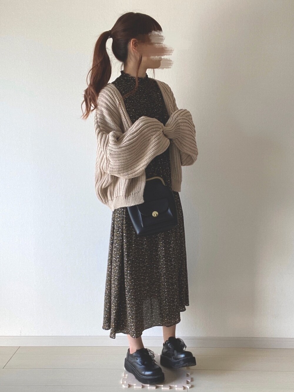 「おうちファッション、シンプルコーデ、休日スタイル、ロングワンピース、大人コーデ、春コーデ、花柄ワンピース、ベージュ、花柄、ゆるコーデ」｜「nodeのアイテム（カーディガン/ボレロ、ベージュ系）」を使った、ゆっきさん（レディース・162cm）の春コーディネートの1枚目の写真