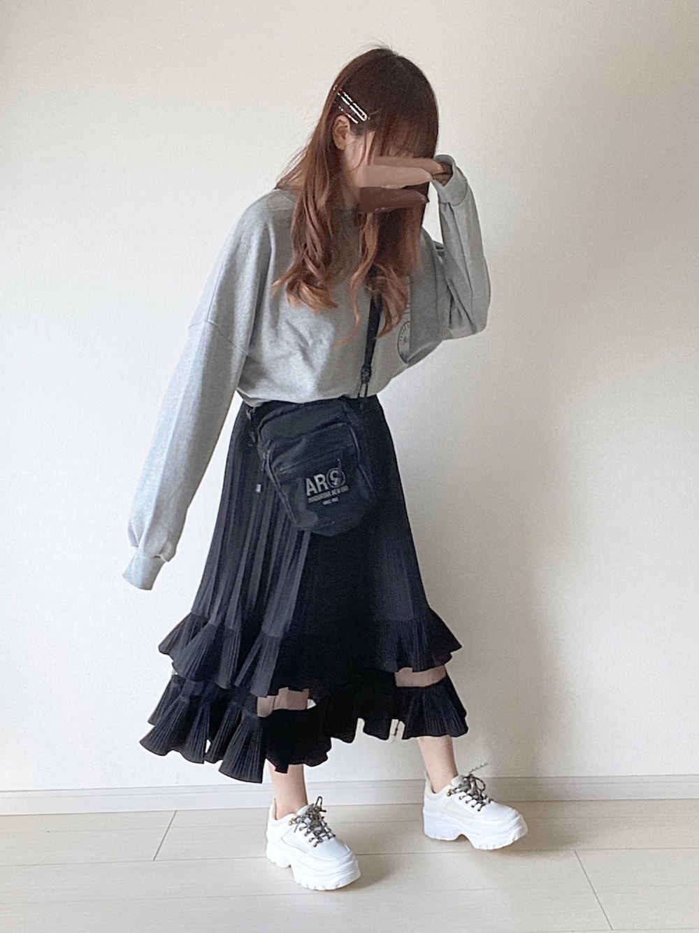 「おうちファッション、オトナカジュアル、シンプル、春服、カジュアル、オーバーサイズ、はるコーデ、スカート、スニーカー、グレー」｜「nodeのアイテム（スカート、ブラック系）」を使った、ゆっきさん（レディース・162cm）の春コーディネートの1枚目の写真