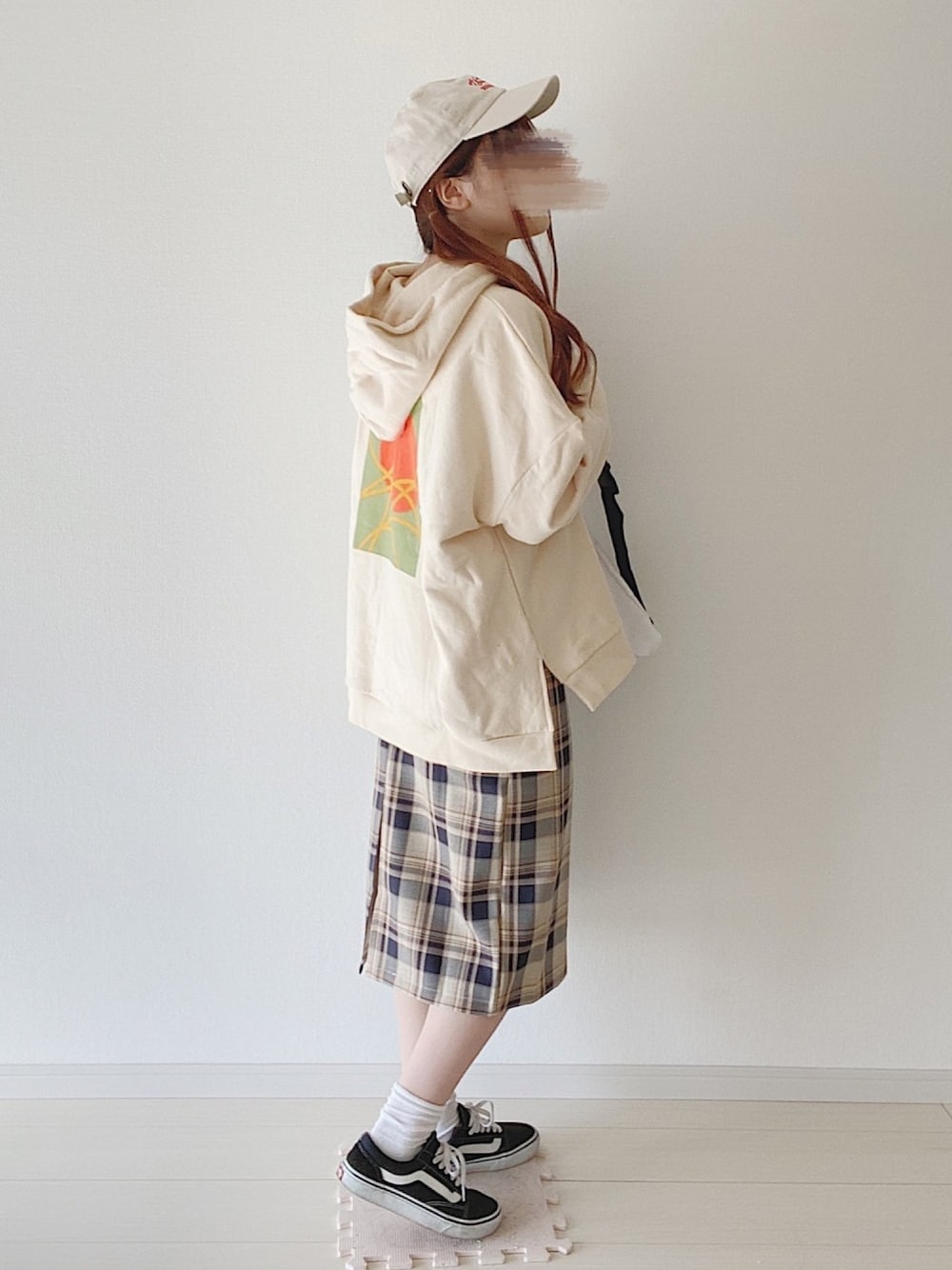 「ビッグシルエット、カジュアルコーデ、オーバーサイズ、スニーカーコーデ、パーカー、キャップ、チェック、ゆるコーデ、VANS」｜「VANSのVANS ヴァンズ OLD SKOOL DX オールドスクール DX V36CL+ BLACK（スニーカー、ブラック系）」を使った、ゆっきさん（レディース・162cm）の春コーディネートの1枚目の写真