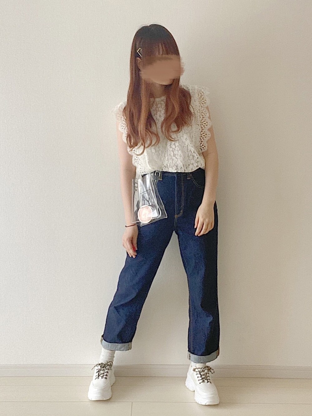 「カジュアルコーデ、大人カジュアル、夏、シンプルコーデ、ノースリーブ、レース、スニーカーコーデ、クリアバッグ、デニムパンツ、GU」｜「GUのアイテム（デニムパンツ、ブルー系）」を使った、ゆっきさん（レディース・162cm）の夏コーディネートの1枚目の写真
