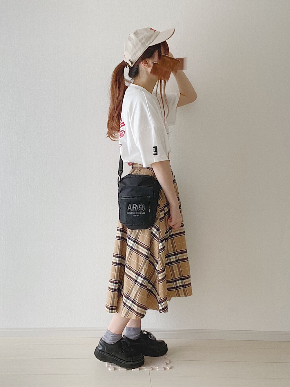 「カジュアル、キャップ、ロングスカート、チェック、白Tシャツ、Tシャツ、きれいめカジュアル、ゆるコーデ、ロゴT、夏」｜「PAGEBOYの起毛アソートフレアスカート（スカート、ベージュ系）」を使った、ゆっきさん（レディース・162cm）の夏コーディネートの1枚目の写真