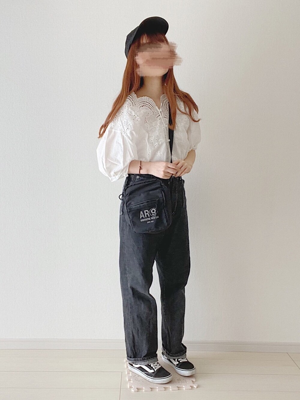 「大人カジュアル、プチプラコーデ、シンプル、スニーカーコーデ、デニム、ブラウス、キャップ、スニーカー」｜「SHOPLISTのアイテム（ショルダーバッグ、ブラック系）」を使った、ゆっきさん（レディース・162cm）の夏コーディネートの1枚目の写真