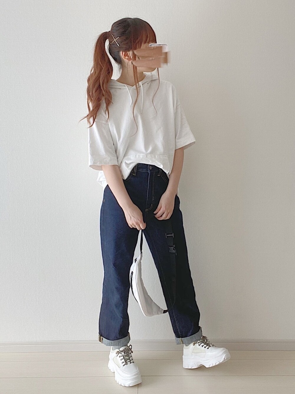 「大人カジュアル、夏コーデ、シンプル、ゆるコーデ、プチプラ、パーカー、GU、デニムパンツ、デニム、スニーカー」｜「GUのアイテム（スニーカー、ホワイト系）」を使った、ゆっきさん（レディース・162cm）の夏コーディネートの1枚目の写真