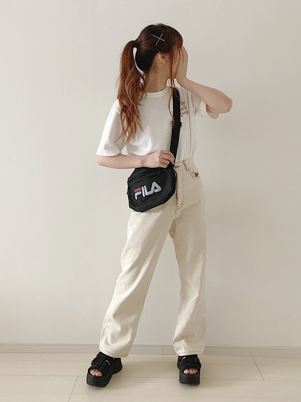 「ラクチンコーデ、パンツスタイル、モノトーンコーデ、プチプラコーデ、ロゴT、Tシャツ、シンプルコーデ、スポーツサンダル、厚底サンダル、デニム」｜「FILAの【別注】FILA フィラ メッシュポケ横ショルダーバッグ（ショルダーバッグ、ブラック系）」を使った、ゆっきさん（レディース・162cm）の夏コーディネートの1枚目の写真