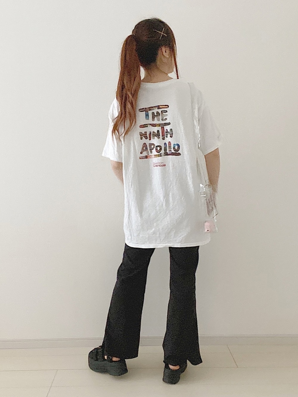 ブラック系のサンダル、その他のショルダーバッグ、ブラック系のスラックスを着用したレディースの夏コーディネートの1枚目の写真