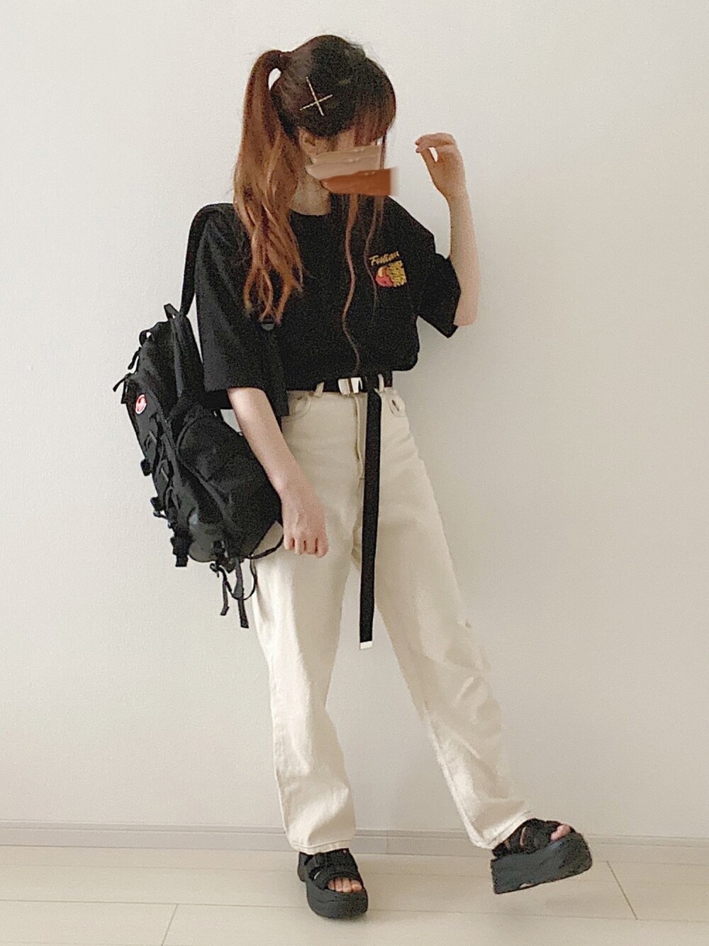 「シンプルコーデ、ラクチンコーデ、プチプラ、ビッグシルエット、Tシャツ、デニム、スポーツサンダル、リュック、モノトーン、厚底サンダル」｜「WEGOのWEGO/カラーガチャベルト（ベルト、ブラック系）」を使った、ゆっきさん（レディース・162cm）の夏コーディネートの1枚目の写真