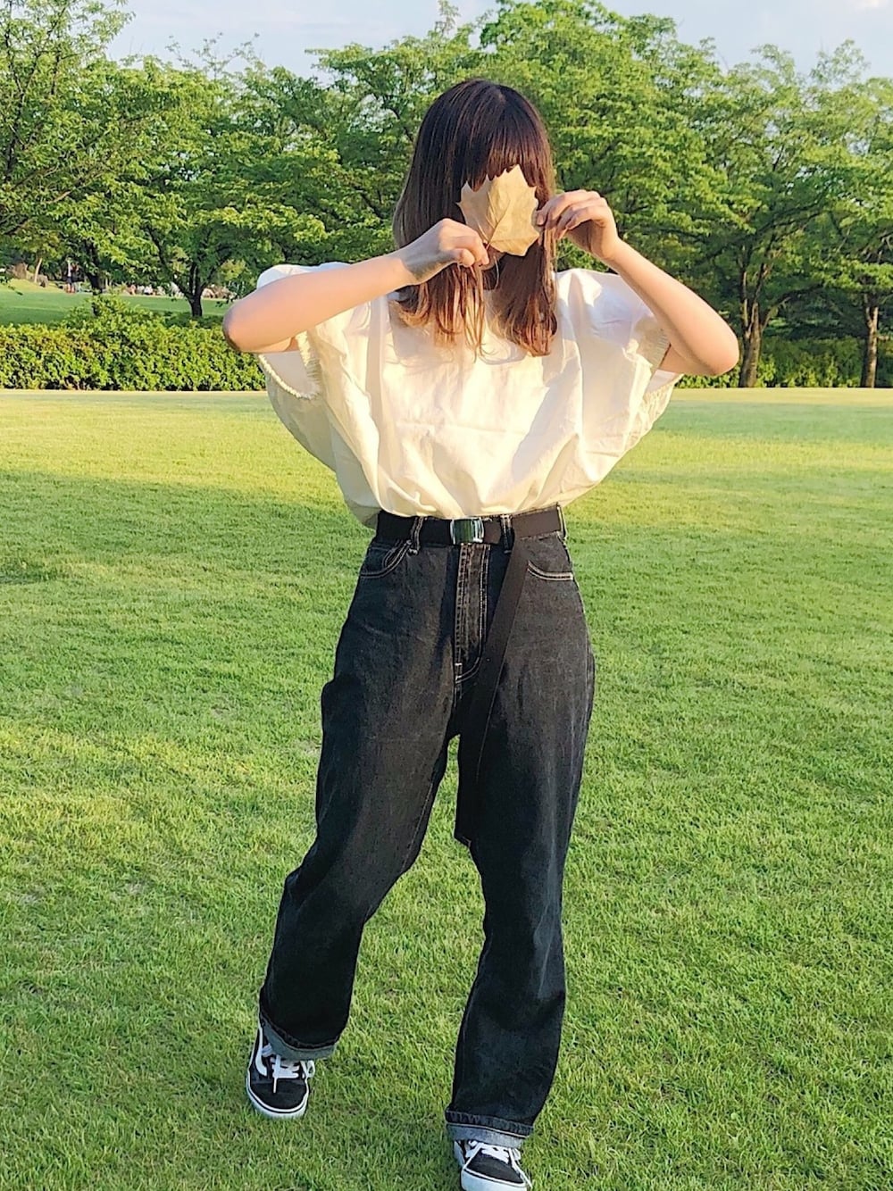 「シンプルコーデ、夏、ゆるコーデ、シンプル、デニムパンツ、デニム、スニーカー、プチプラコーデ、ブラウス、カジュアルコーデ」｜「apres jourのストレートデニム【ZOZOTOWN限定アイテム】（デニムパンツ、ブラック系）」を使った、ゆっきさん（レディース・162cm）の夏コーディネートの1枚目の写真