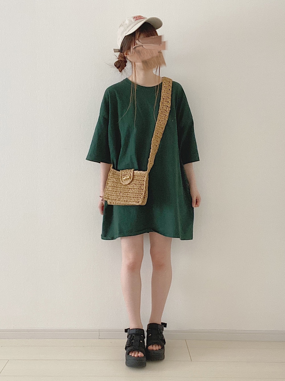 ブラウン系のショルダーバッグ、グリーン系のTシャツ/カットソー、ブラック系のサンダルを着用したレディースの夏コーディネートの1枚目の写真