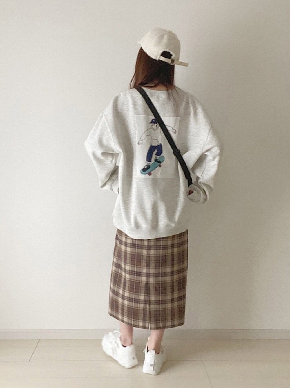 「kutir、プチプラ、ゆるコーデ、スウェット、チェック、ボア、スニーカー、ラフ、シンプル、プチプラコーデ」｜「GUのアイテム（スカート、ブラウン系）」を使った、ゆっきさん（レディース・162cm）の冬コーディネートの1枚目の写真