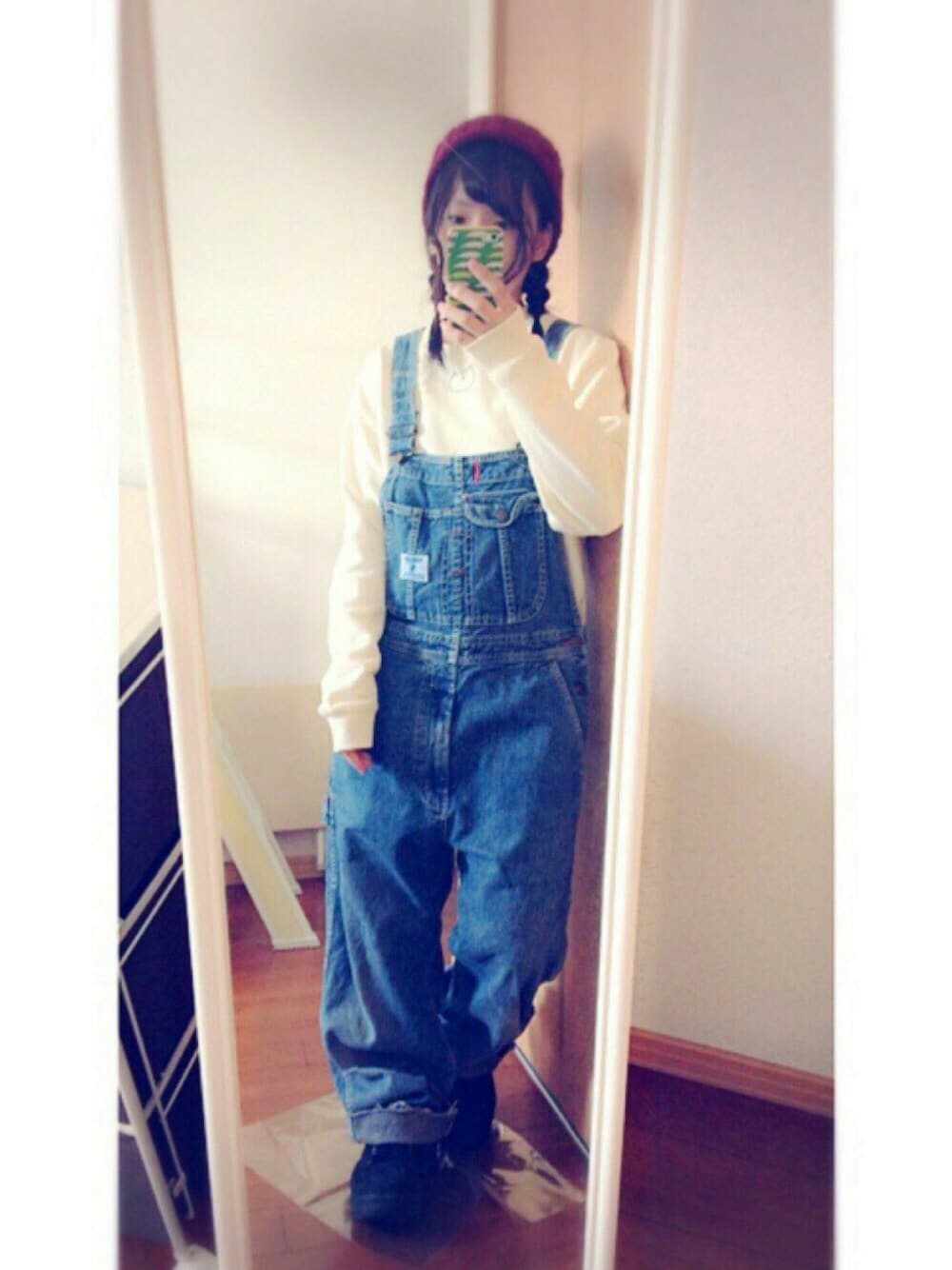 ベージュ系のスウェット、ブラック系のスニーカー、ブルー系のサロペット/オーバーオールを着用したレディースの秋コーディネートの1枚目の写真