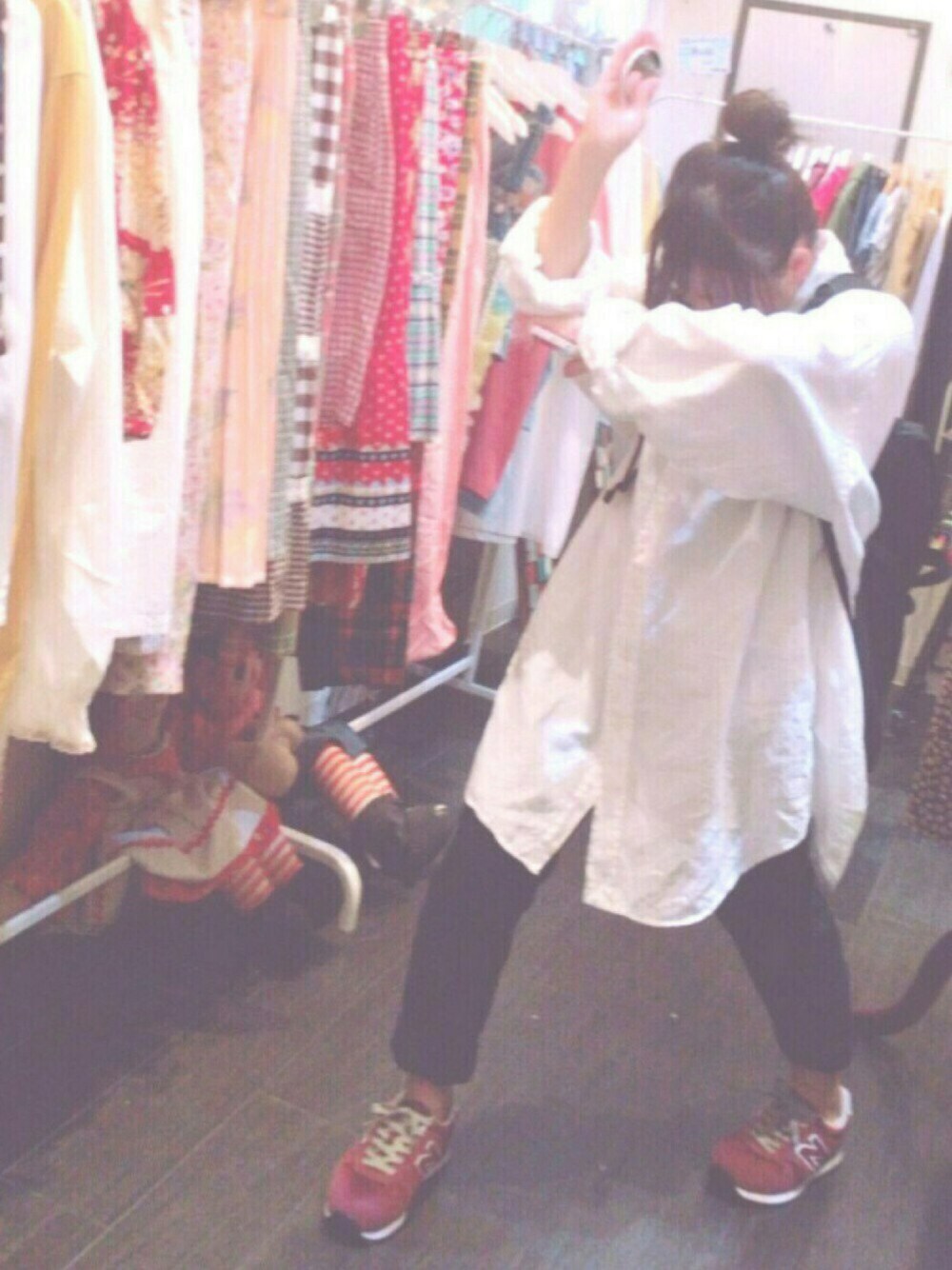 ホワイト系のシャツ/ブラウス、グリーン系のその他パンツ、ブラック系のバックパック/リュックを着用したレディースの秋コーディネートの1枚目の写真