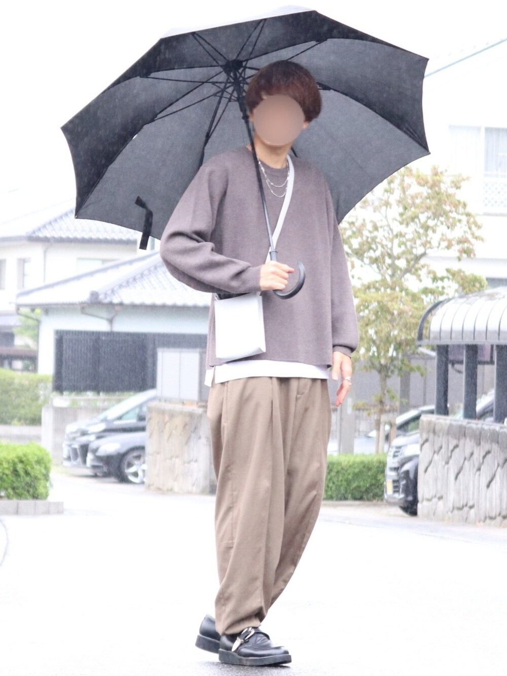 ブラウン系のニット/セーター、ホワイト系のタンクトップ、ベージュ系のスラックスを着用したメンズの秋コーディネートの1枚目の写真