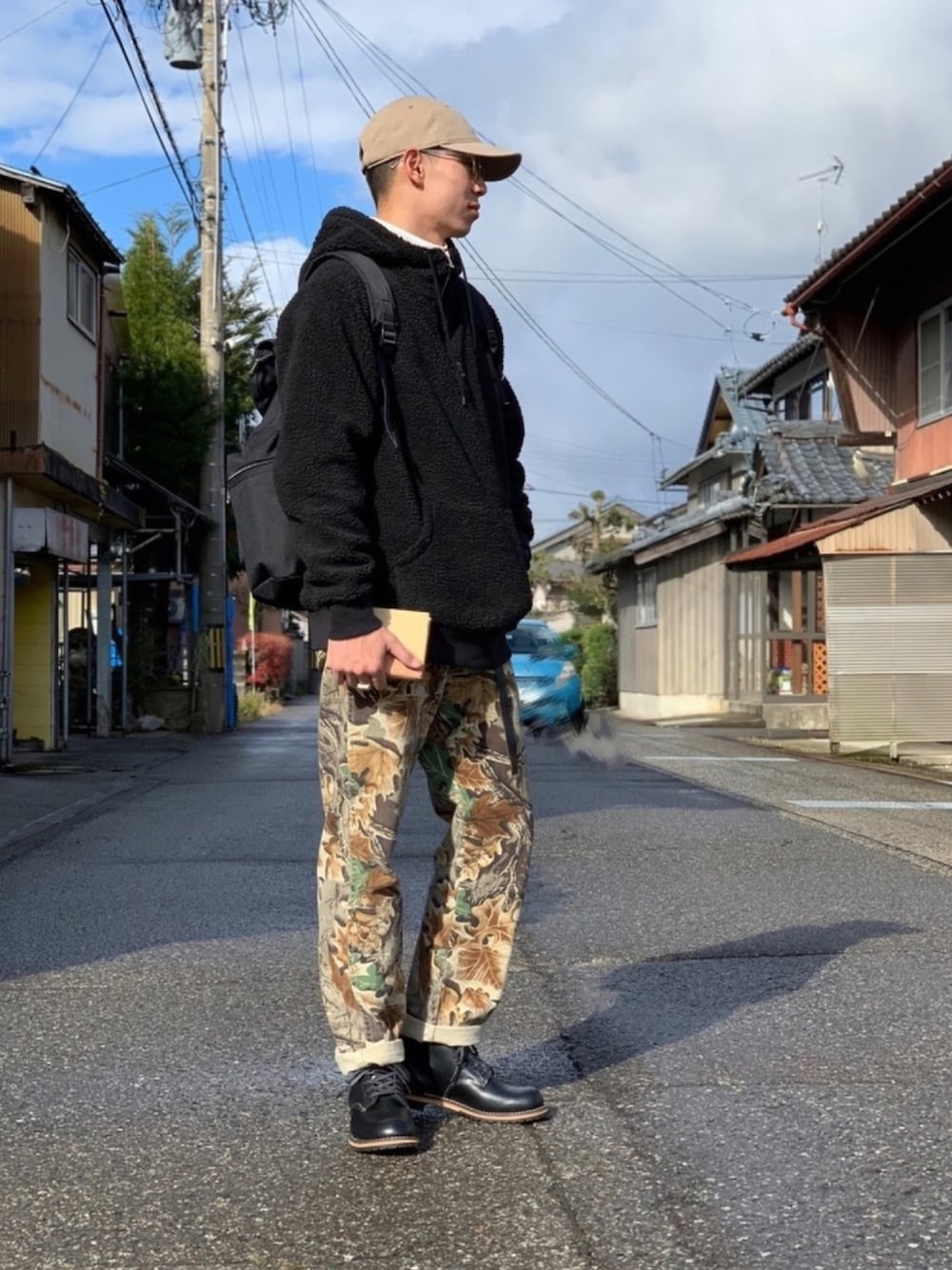 「冬コーデ、ストリート、スケータースタイル、ボアフリース、読書男子、ディッキーズ(Dickies)、POTER、RED WING、Carhartt WIP(Carhartt WIP)、ポートレート」｜「Dickiesのボアフリース ジップ付きプルオーバーパーカー [ オーバーサイズ ]（パーカー、ブラック系）」を使った、Rooさん（メンズ・173cm）の冬コーディネートの1枚目の写真