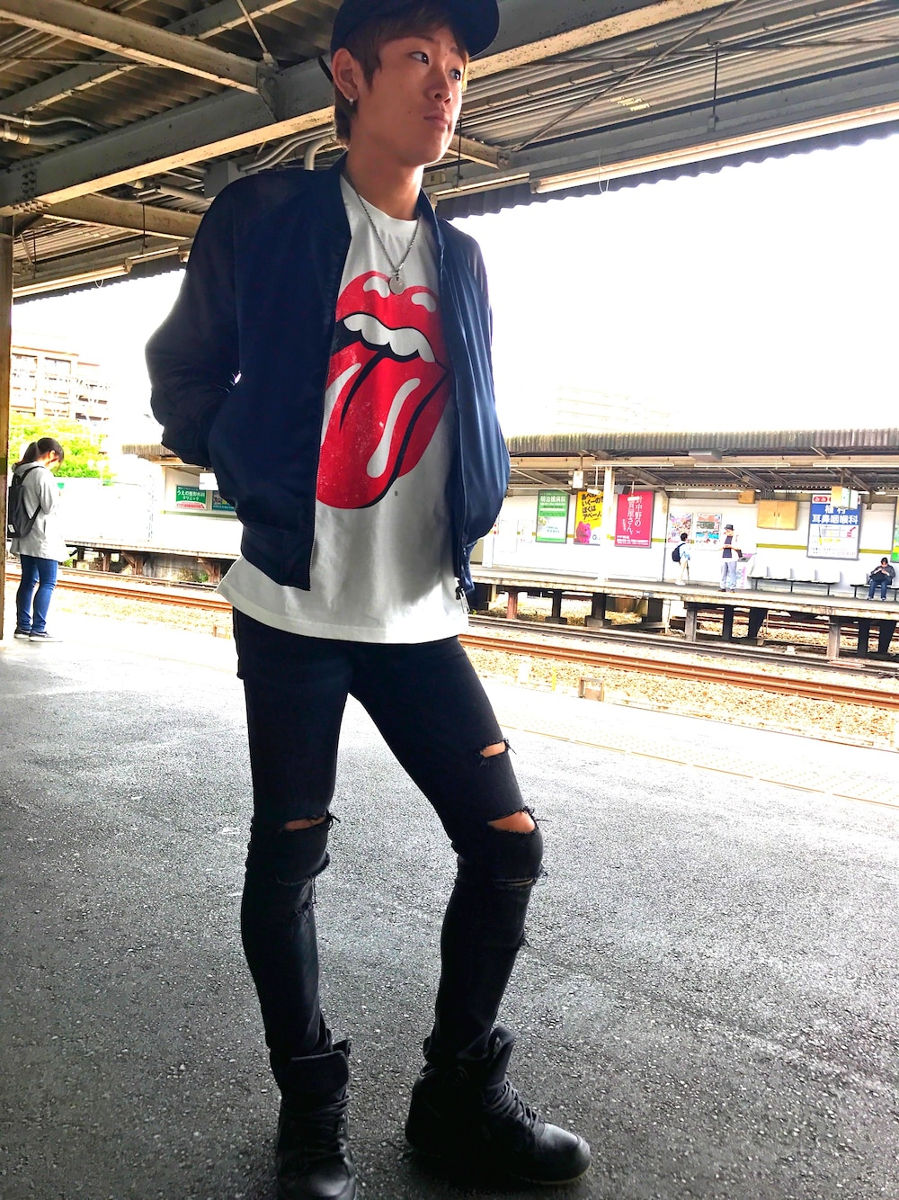 「GUコーデ、Rolling Stones」｜「Right-onのアイテム（Tシャツ/カットソー、ホワイト系）」を使った、むらやまЯёоさん（メンズ・173cm）の春コーディネートの1枚目の写真