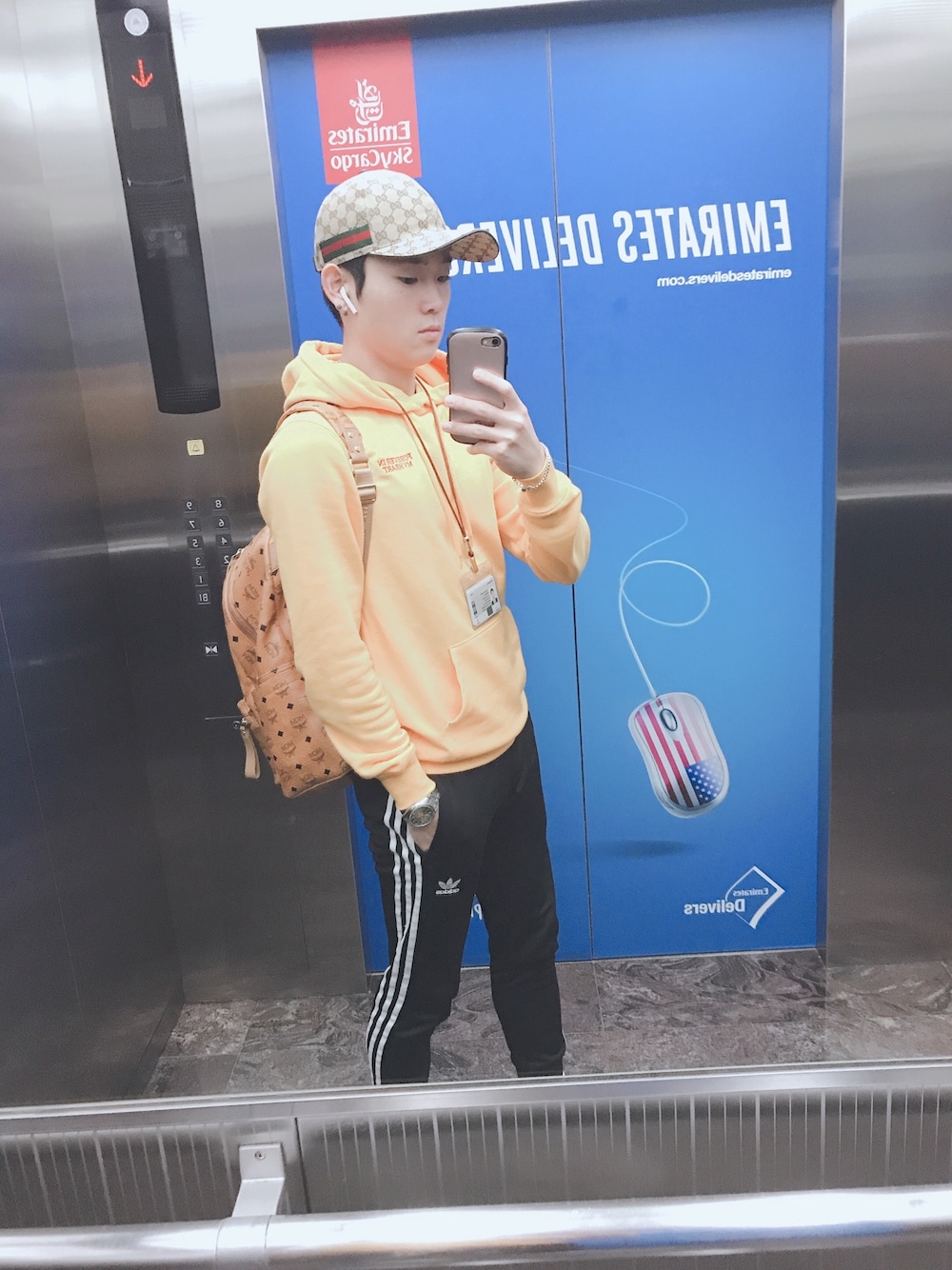 「adidas、MCM、hoodies」｜「GUCCIのGUCCI グッチ オリジナルGGキャンバス ベースボールキャップ キャップ 200035-KQWBG ユニセックス（キャップ、ベージュ系）」を使った、むらやまЯёоさん（メンズ・173cm）の冬コーディネートの1枚目の写真