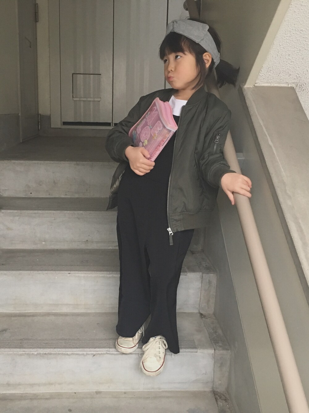 「りあ、キッズコーデ、5歳、女の子」｜「GLOBAL WORKの【キッズ】キャミオールインワン/724367（つなぎ/オールインワン、ブラック系）」を使った、yu___☺︎さん（キッズ・110cm）の冬コーディネートの1枚目の写真