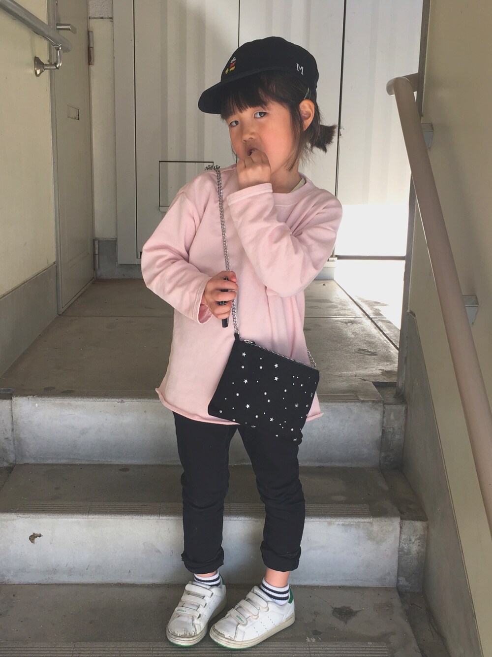 「キッズコーデ、女の子、5歳」｜「GLOBAL WORKの【キッズ】BIGピグメントスウエットプルオーバー/742540（スウェット、ピンク系）」を使った、yu___☺︎さん（キッズ・110cm）の冬コーディネートの1枚目の写真