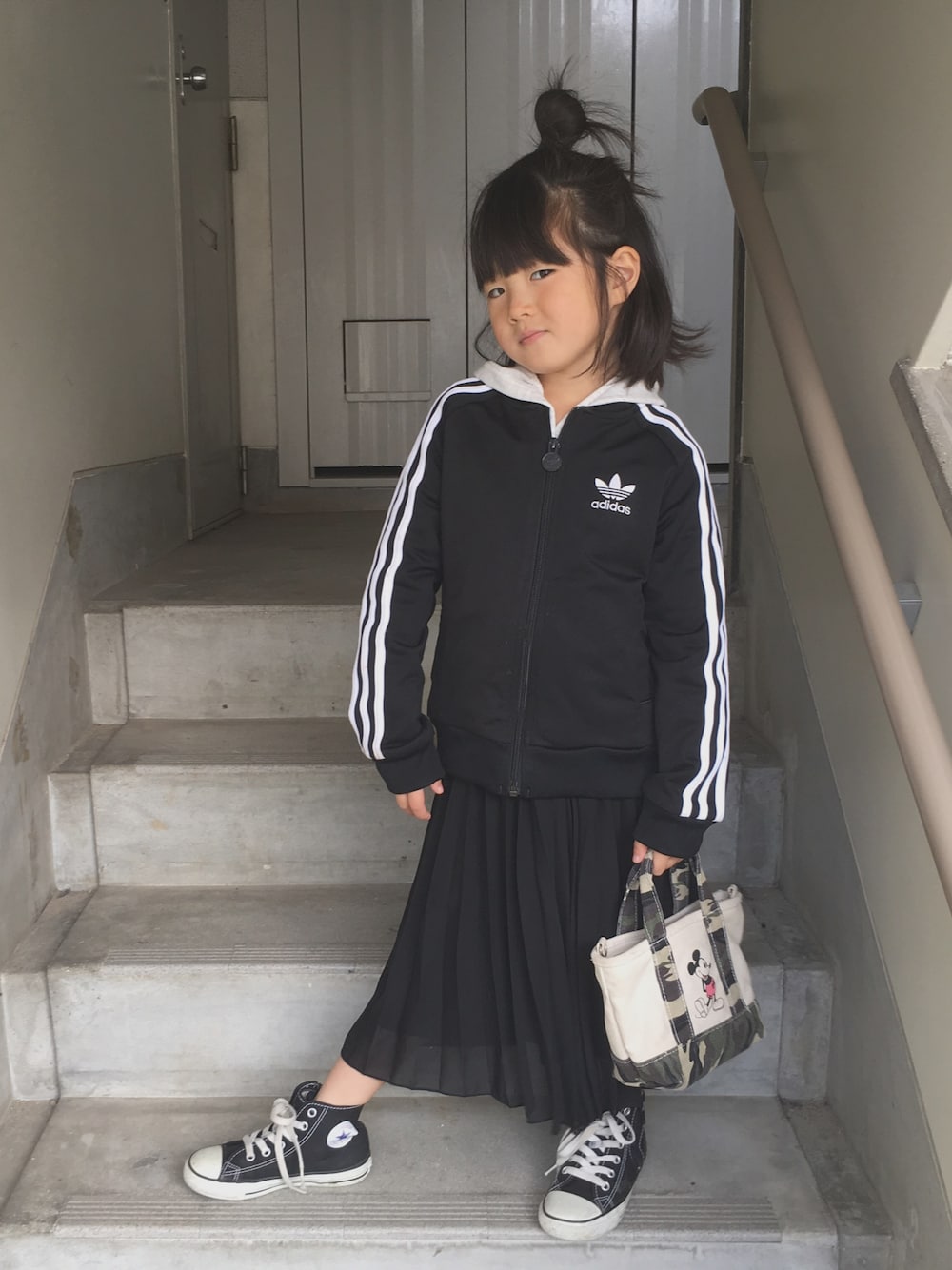 「真っ黒コーデ、キッズコーデ、りあ、5歳、女の子、年長さん」｜「adidasのadidas / Track Top (110～130cm) （ジャージ、ブラック系）」を使った、yu___☺︎さん（キッズ・110cm）の春コーディネートの1枚目の写真
