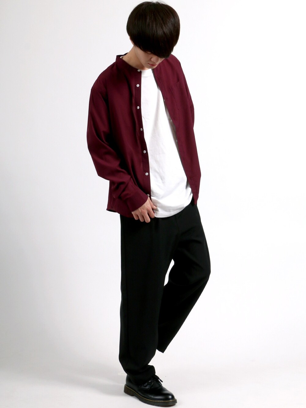 レッド系のシャツ/ブラウス、ホワイト系のTシャツ/カットソー、ブラック系のその他パンツを着用したメンズの春コーディネートの1枚目の写真