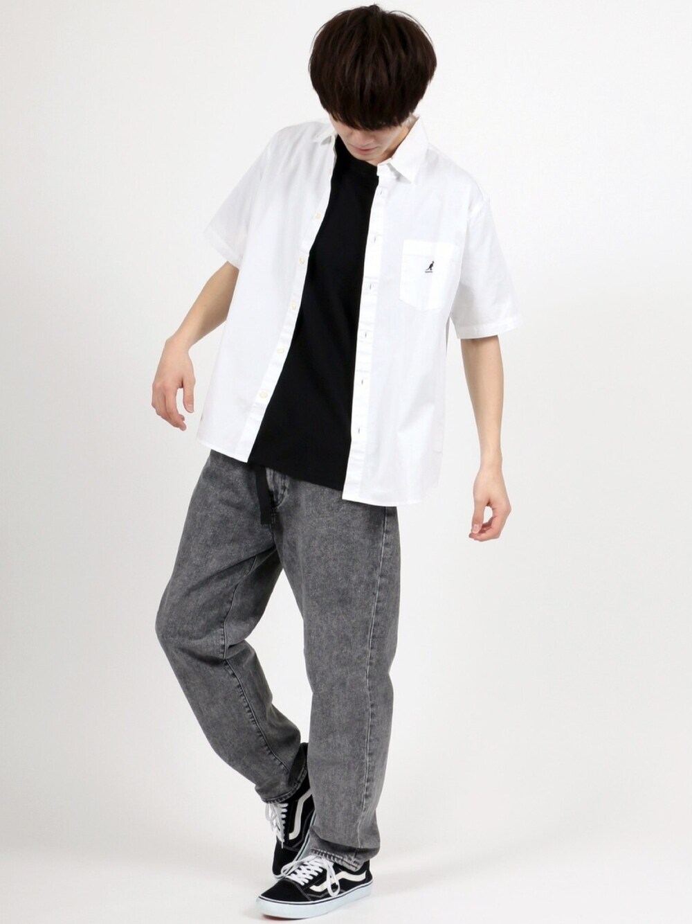 ベージュ系のシャツ/ブラウス、ホワイト系のTシャツ/カットソー、ブラック系のデニムパンツを着用したメンズの夏コーディネートの1枚目の写真