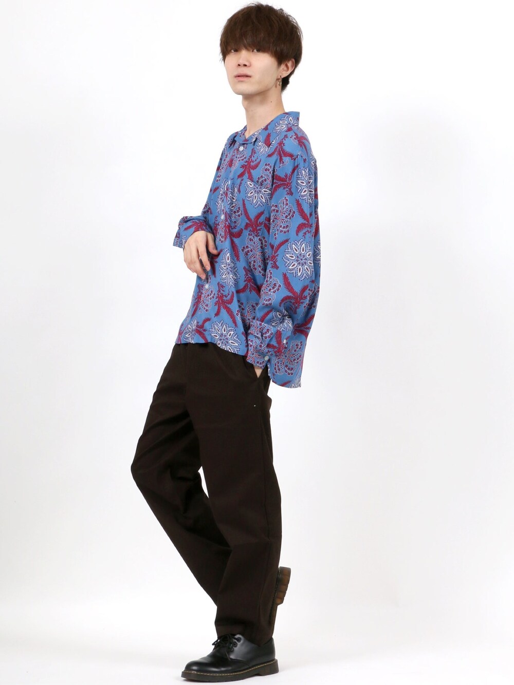 ブルー系のシャツ/ブラウス、ブラック系のその他パンツ、ブラック系のブーツを着用したメンズの夏コーディネートの1枚目の写真