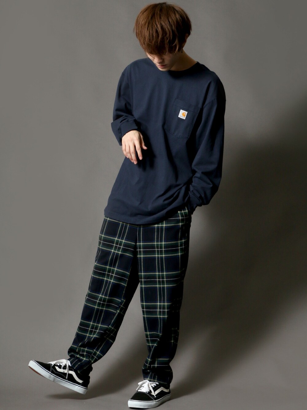 ブルー系のTシャツ/カットソー、ブルー系のその他パンツ、ブラック系のスニーカーを着用したメンズの秋コーディネートの1枚目の写真