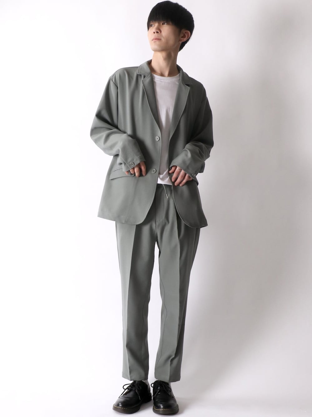 「セットアップ、今日のコーデ、オトナカジュアル、キレイめ、春コーデ、くすみカラー、ドクターマーチン、Dr.Martens、SITRY」｜「SITRYの【セットアップ対応】T/R Slant pocket tailored jacket/T/R スラントポケット テーラード ジャケット（テーラードジャケット、グリーン系）」を使った、Kanoさん（メンズ・178cm）の冬コーディネートの1枚目の写真