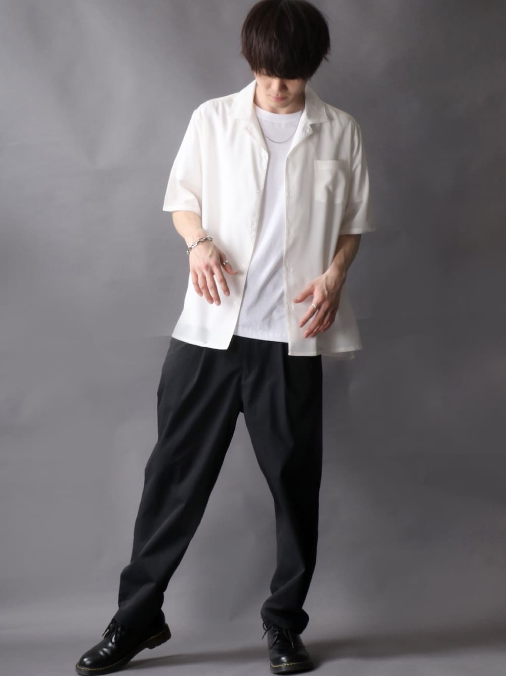 ホワイト系のシャツ/ブラウス、ホワイト系のTシャツ/カットソー、ブラック系のチノパンツを着用したメンズの春コーディネートの1枚目の写真