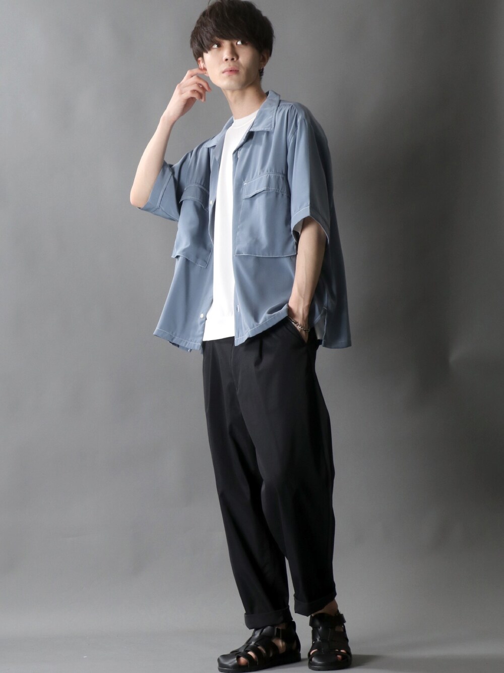 ブルー系のシャツ/ブラウス、ホワイト系のTシャツ/カットソー、ブラック系のスラックスを着用したメンズの春コーディネートの1枚目の写真